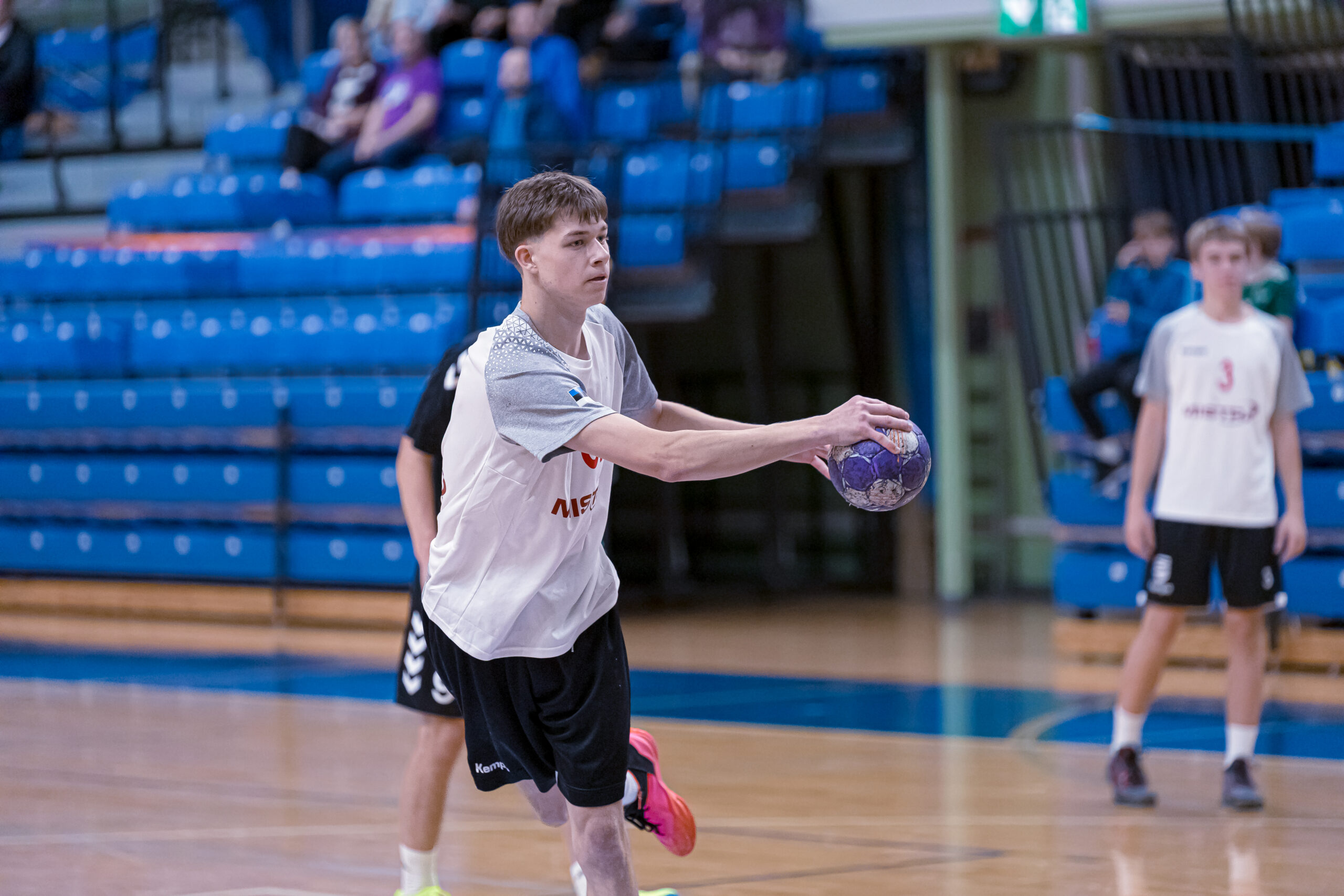 Meistriliigas kindel võit, Esiliigas napp kaotus